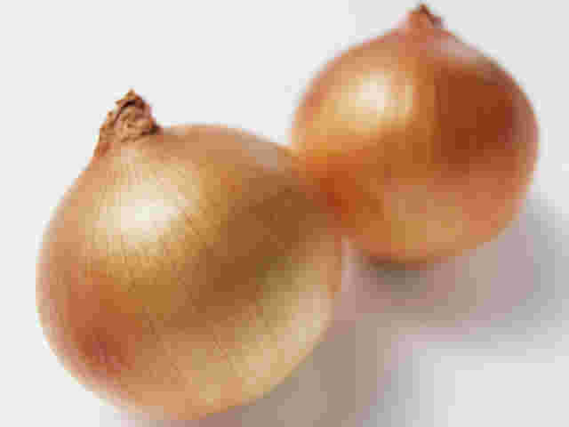 2個の茶色く大きい玉ねぎ