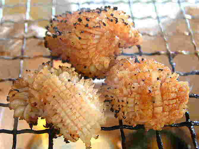 焼肉が網の上で焼かれている様子。