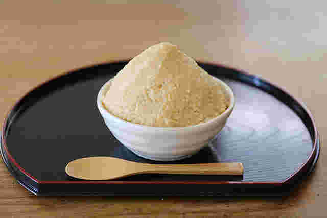器に山盛り盛られた白味噌と木のスプーン