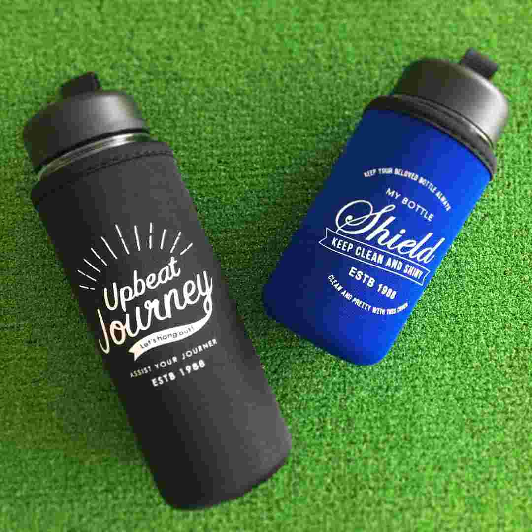キャンドゥの英字柄シンプルなペットボトルホルダーの商品紹介