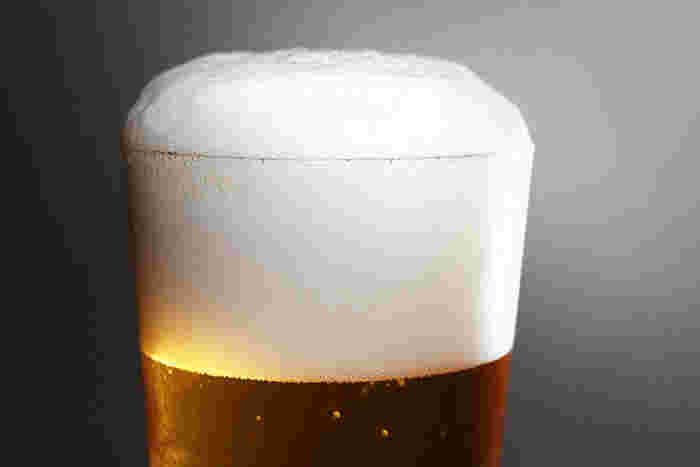 グラスに注がれたビールと泡