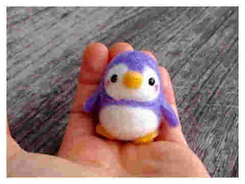 手のひらに乗せた妖夢フェルトのペンギン