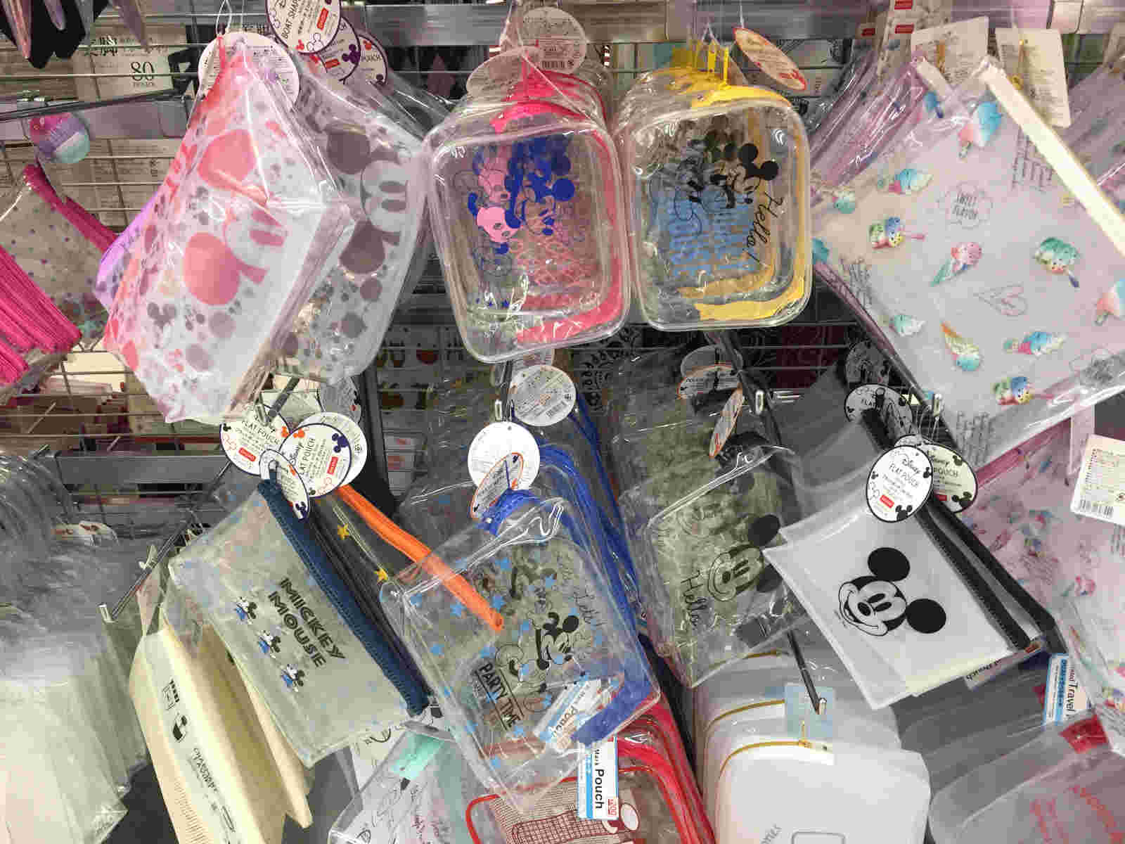 100均で売られているいろいろなデザインのポーチ