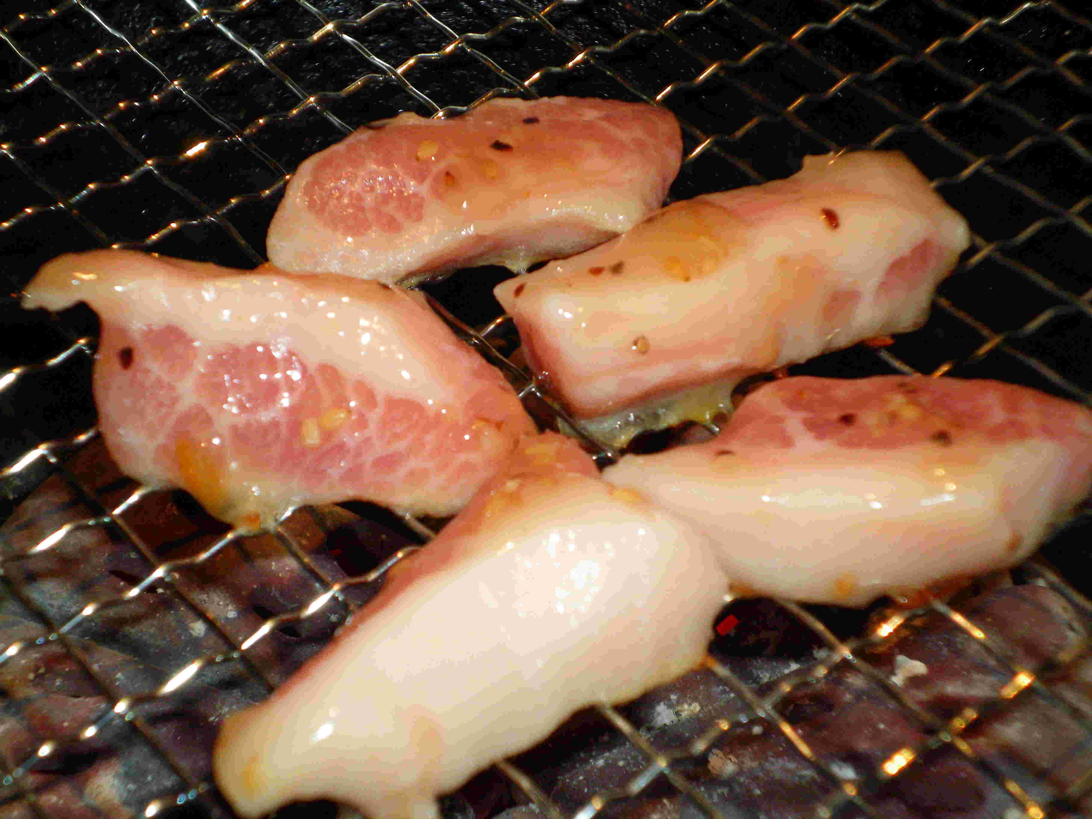 豚トロを網で焼いている