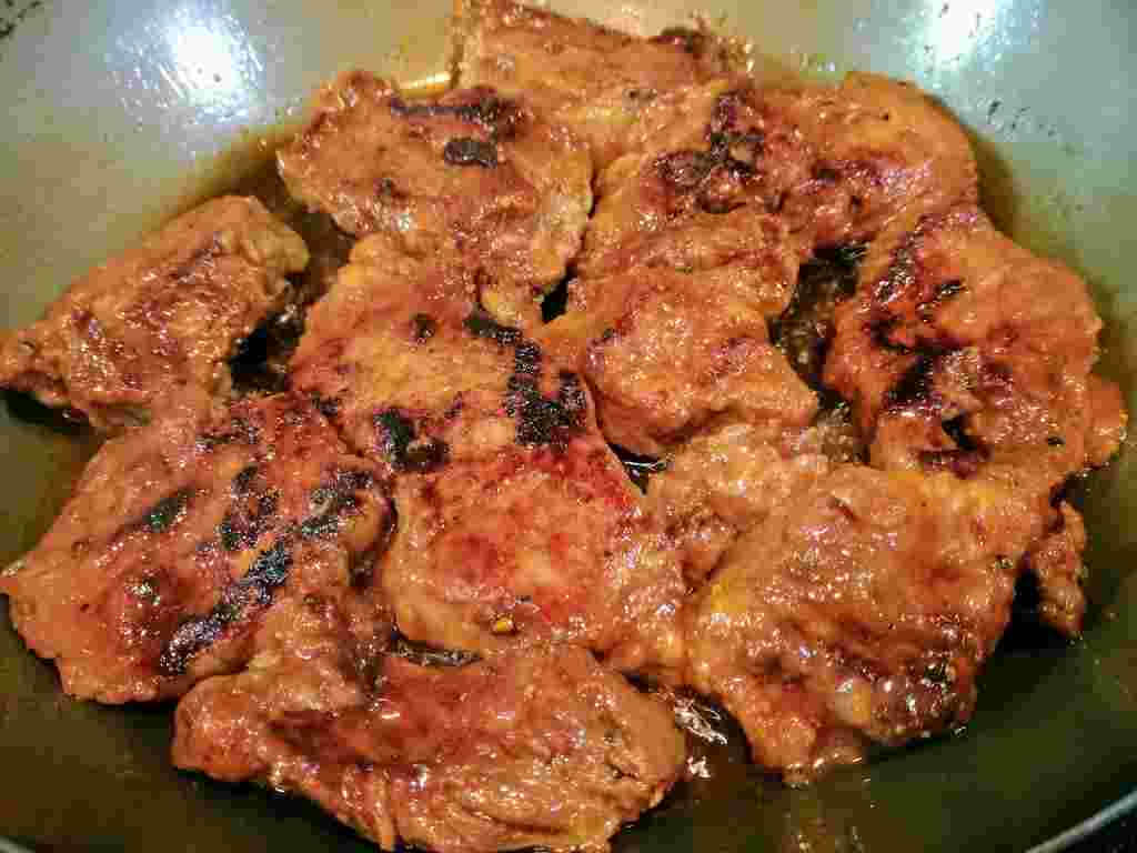 タレがついたゲタカルビを焼いている