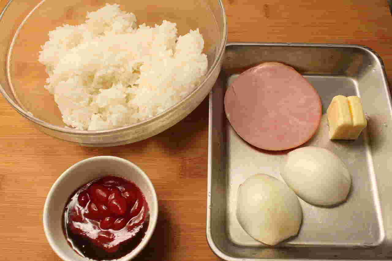 ハム入りのケチャップライス用材料が並んでいる