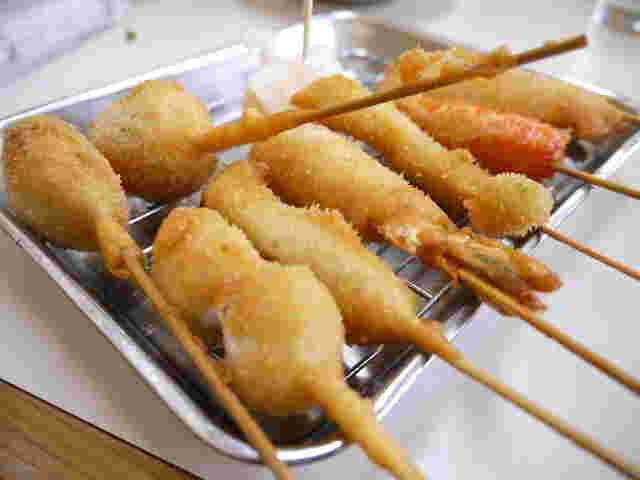 たくさん並んだ串カツだるまの串カツ