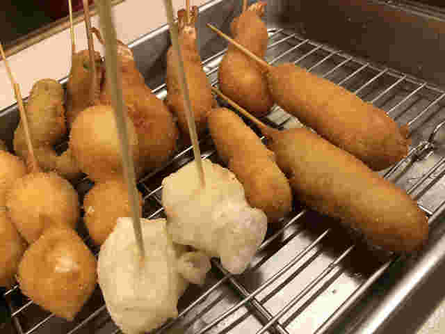 もちの串カツなど複数の串カツ