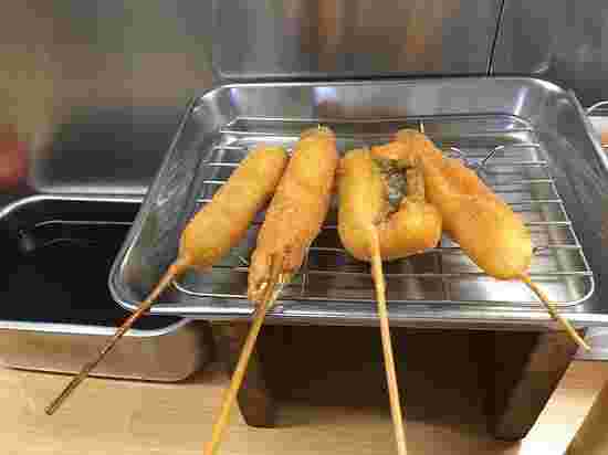 海老の串カツなど複数の串カツ