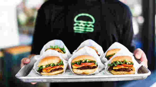トレーにシェイクシャックのハンバーガ―がのっている