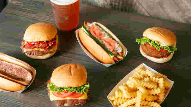 シェイクシャックのハンバーガーとポテトが置かれている