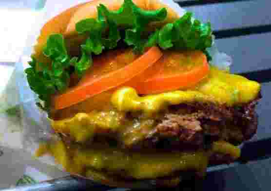 チーズを追加したシェイクシャックのハンバーガー