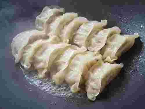 餃子をフライパンで焼き上げる