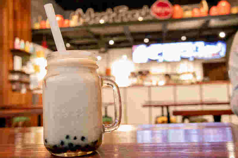 Meet Freshの店内を背景に手前にタピオカドリンクが置いてある様子