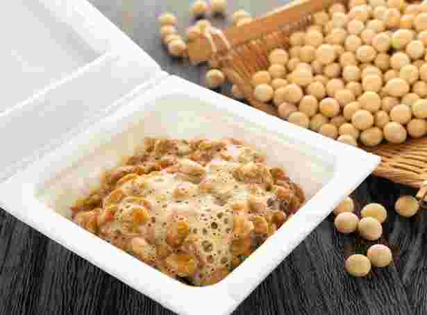 テーブルに置いた、パックに入った納豆と大豆