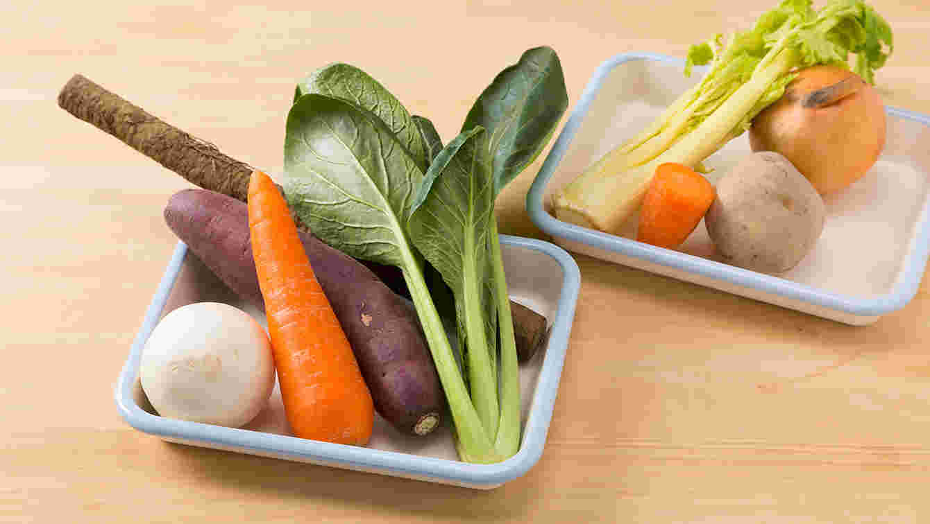 バットに入った根菜類と葉物野菜