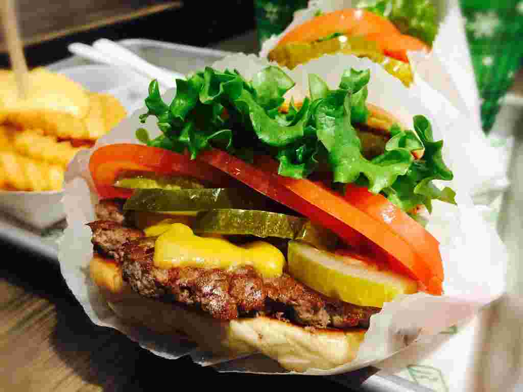 野菜増量されたハンバーガー