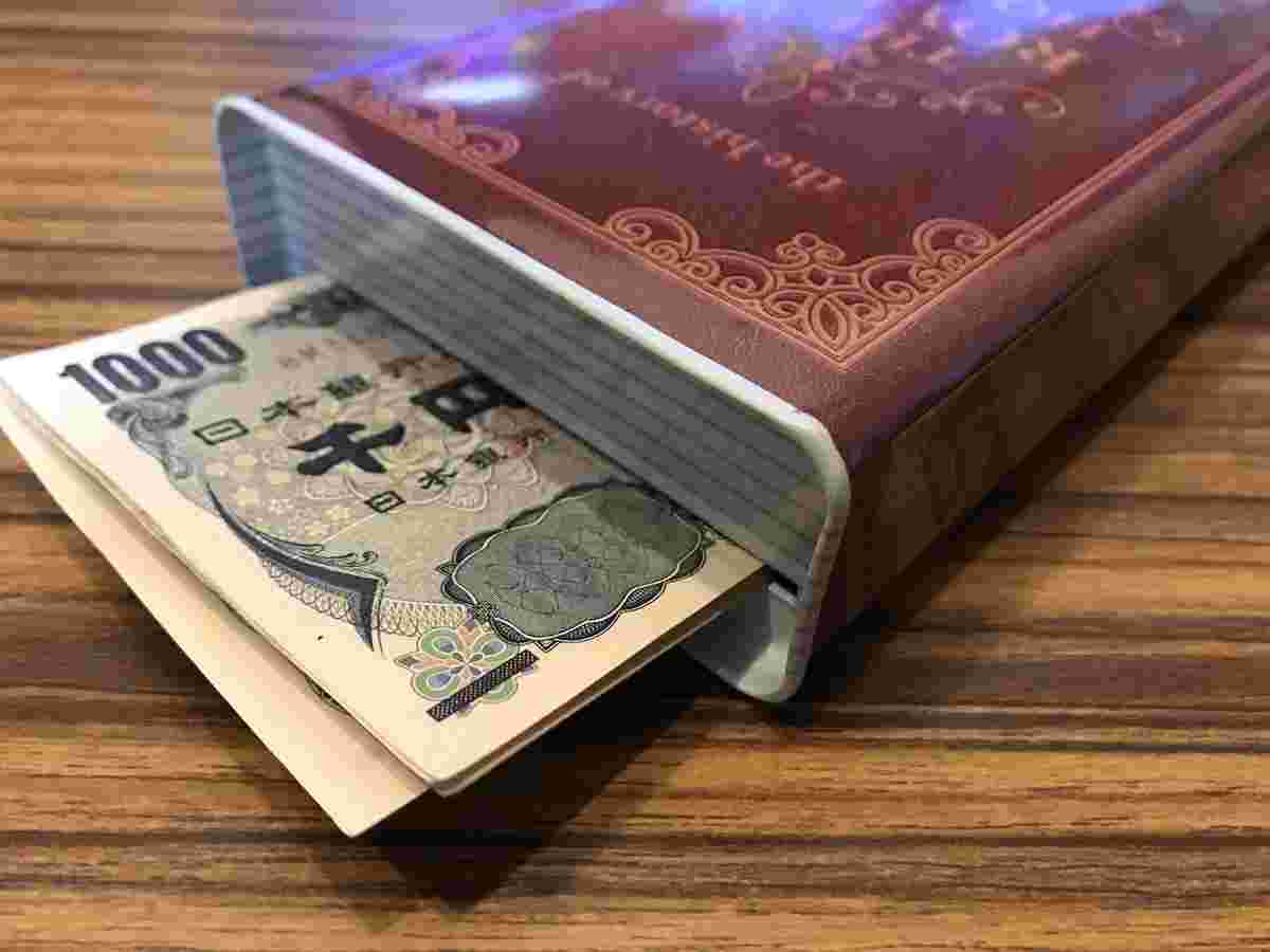 お札貯金をする様子