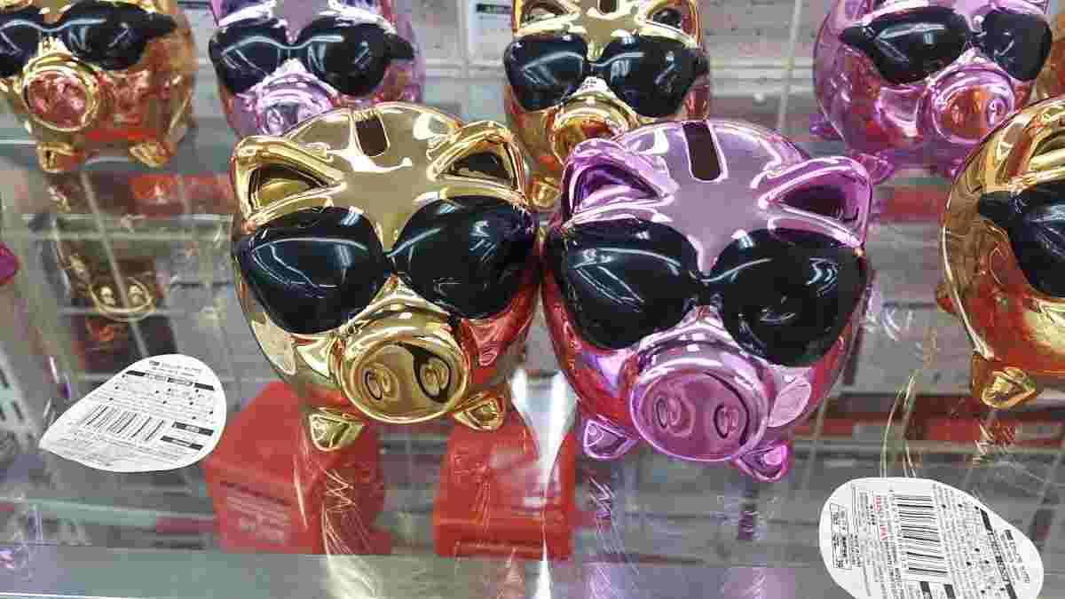 サングラスをかけた豚の貯金箱