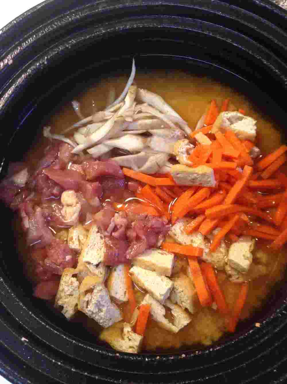炊き込みご飯を作る様子