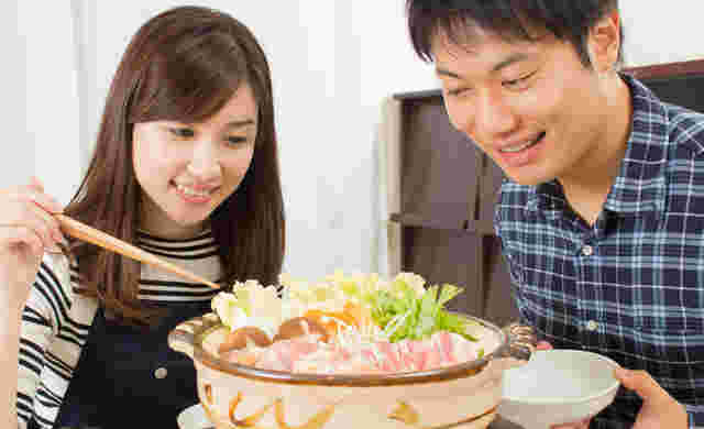 鍋を作る女性