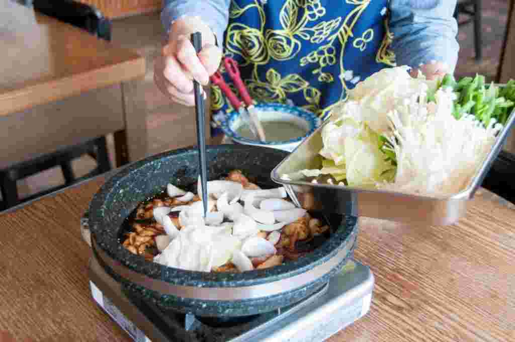 鍋に野菜を入れる