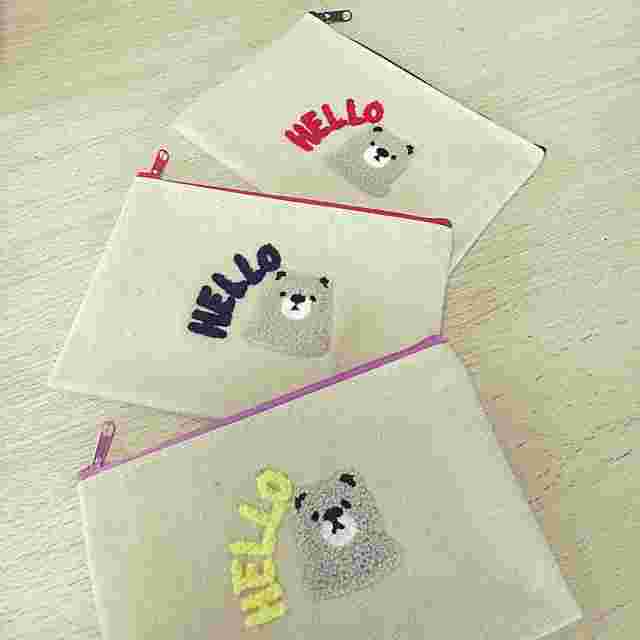 くまとHELLOの文字が刺繍してあるポーチ