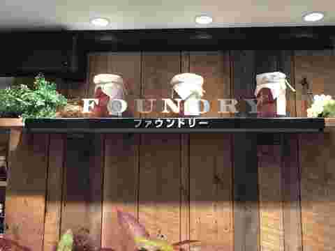 ファウンドリーの店内に飾られているロゴ