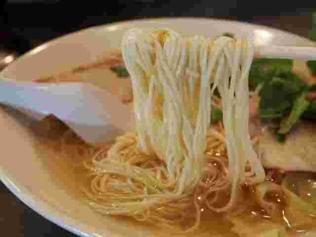 揚子江ラーメンを箸で取り上げた画像