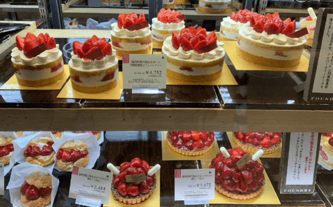 いちごケーキが並んだショーケース