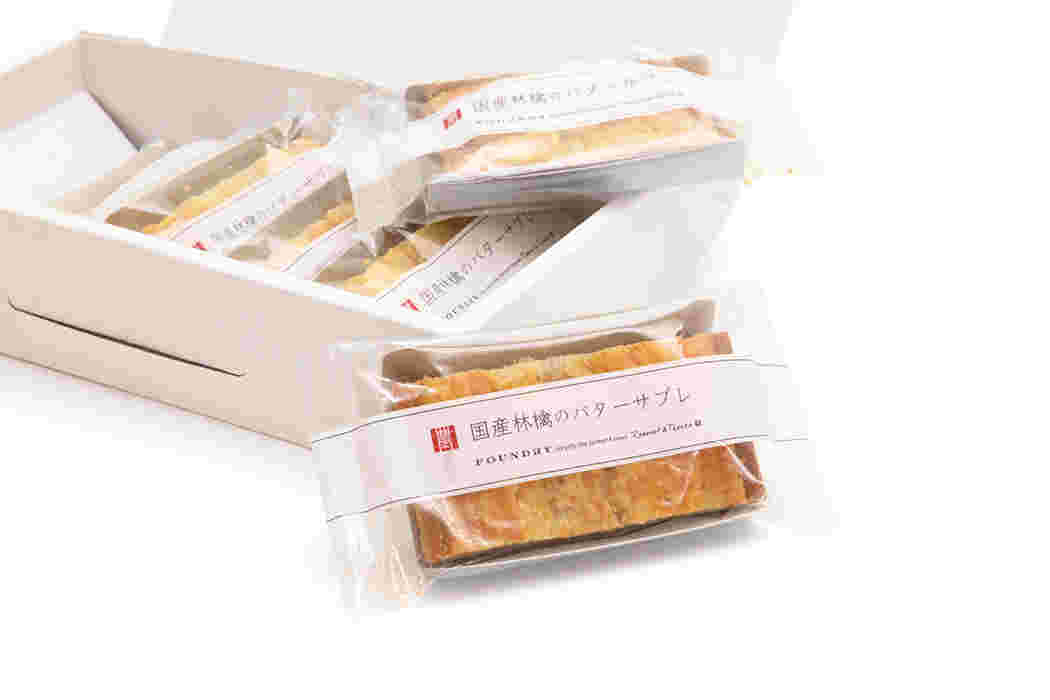 箱に入った国産林檎のバターサブレと箱から出たバターサブレ