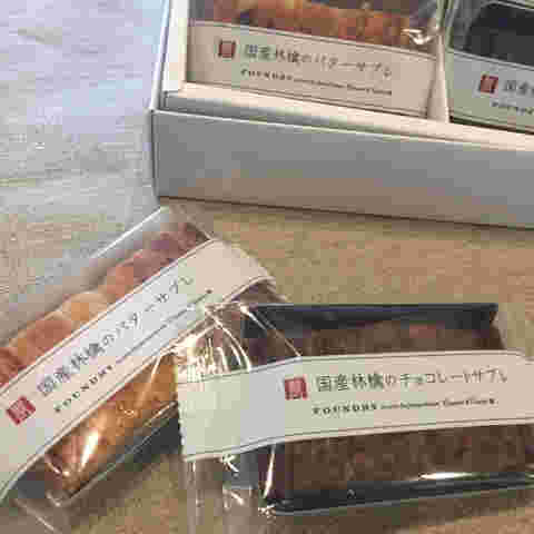 バターサブレとチョコレートサブレを並べた画像