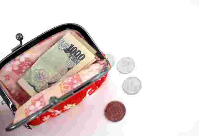 小銭入れの中に1000円と回りに小銭