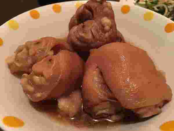 お皿に盛られたてびちの煮物