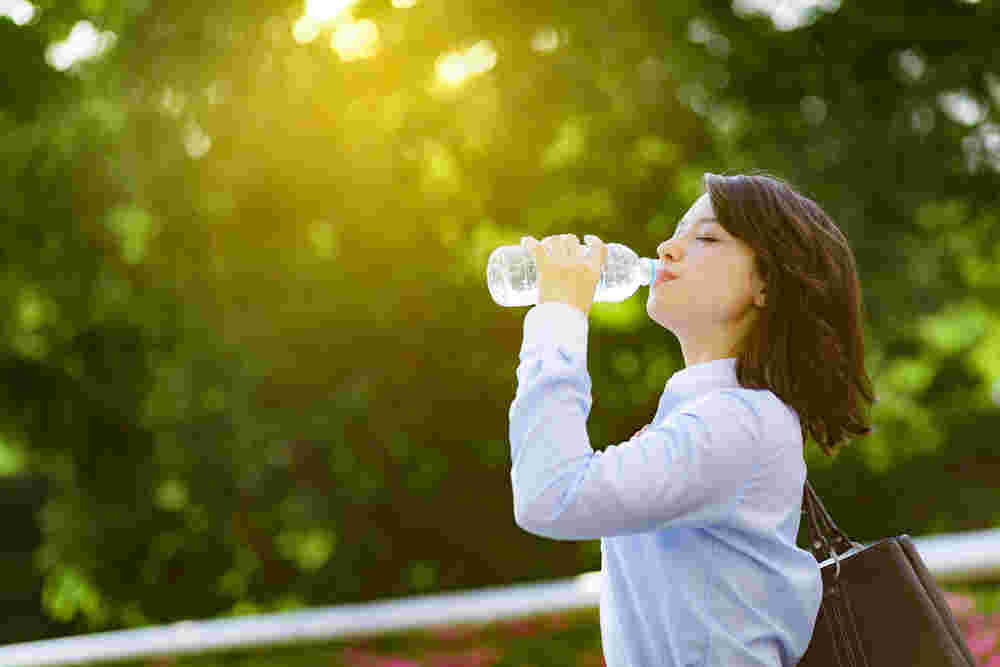 ペットボトルを飲む女性