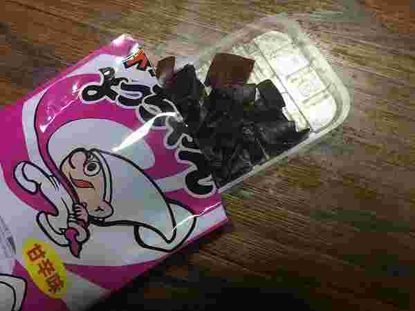 カットよっちゃん甘辛味をパッケージから出したところ