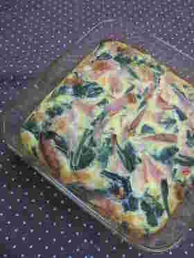 耐熱容器でキッシュを作る様子
