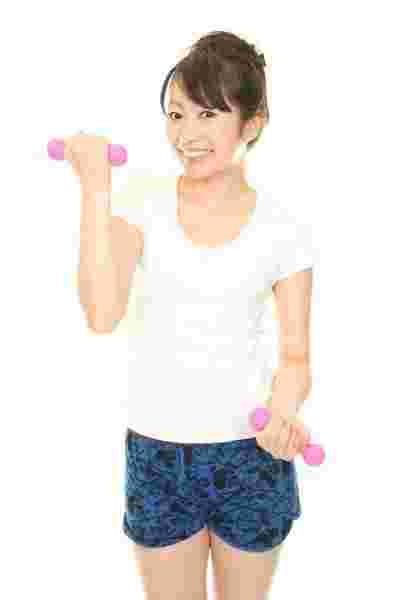 ダンベルを両手に持ちトレーニングする女性