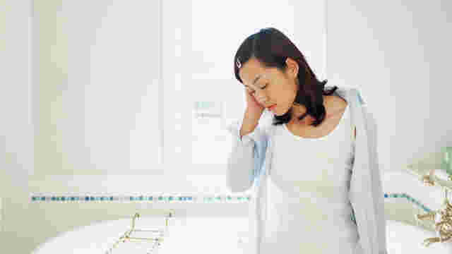 二日酔いでぐったりした女性