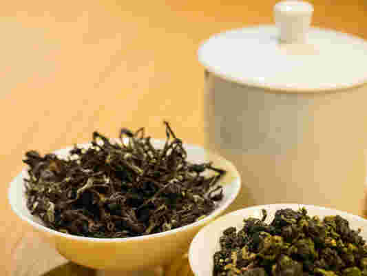 器に入った茶葉