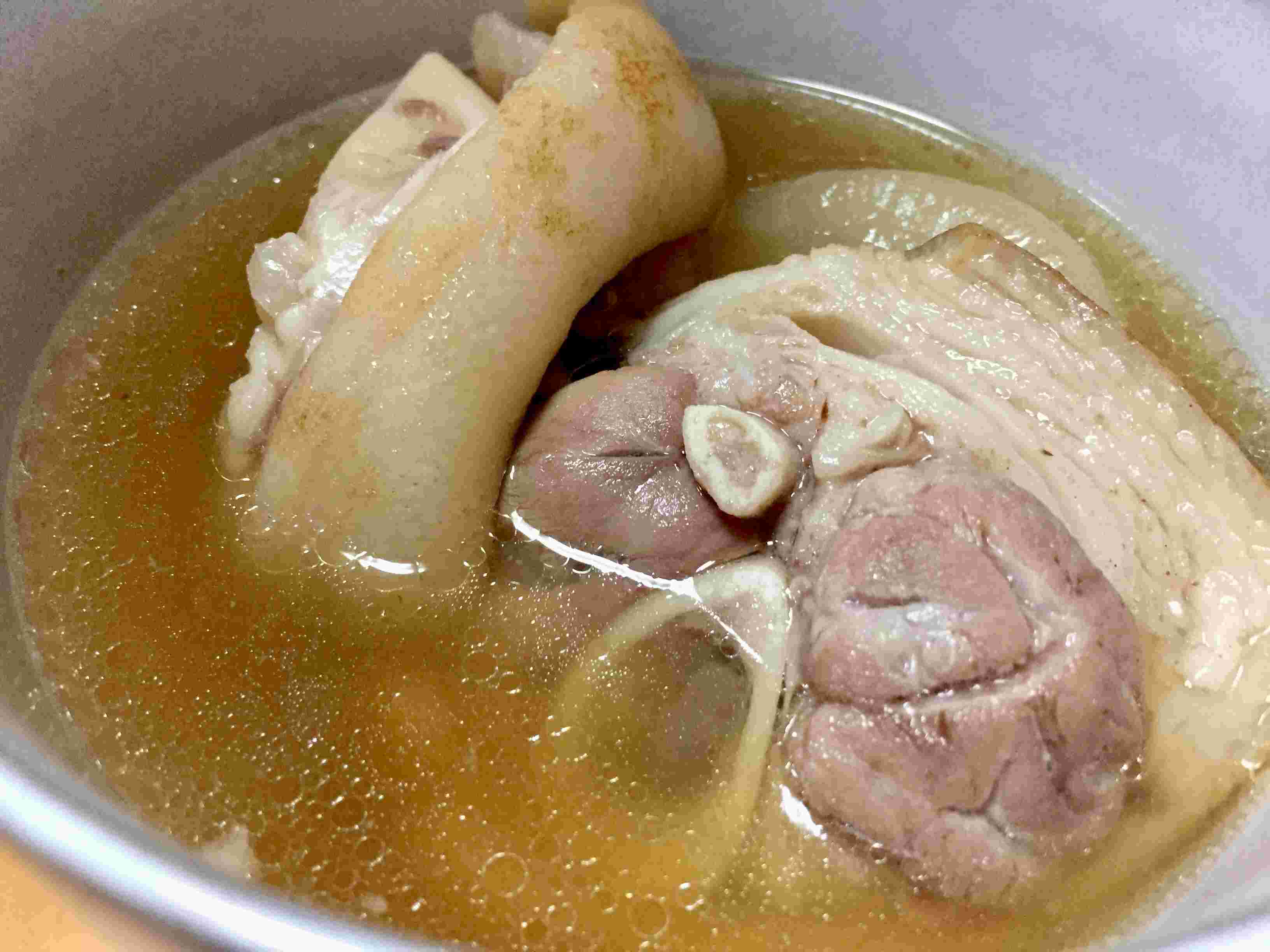 お皿に盛られたてびち汁