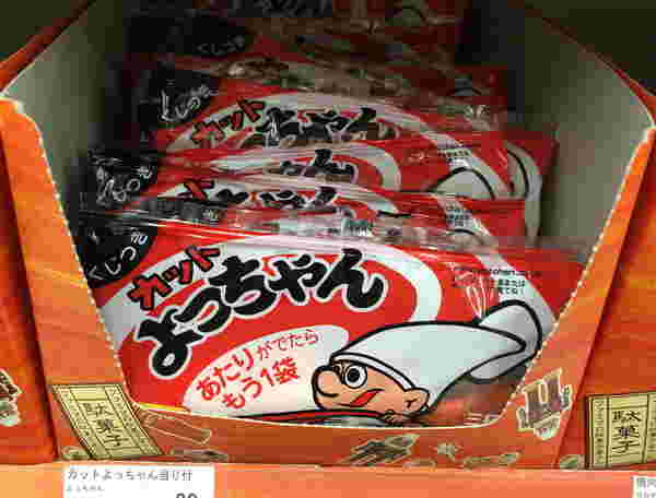 店に並んでいるくじ付きカットよっちゃん