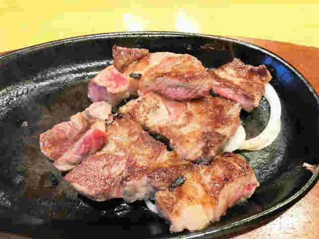 鉄板の上で焼かれたステーキ宮の一口ステーキ