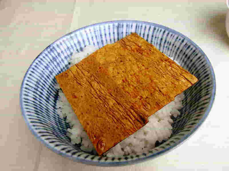 蒲焼さん太郎をご飯の上に乗せている様子