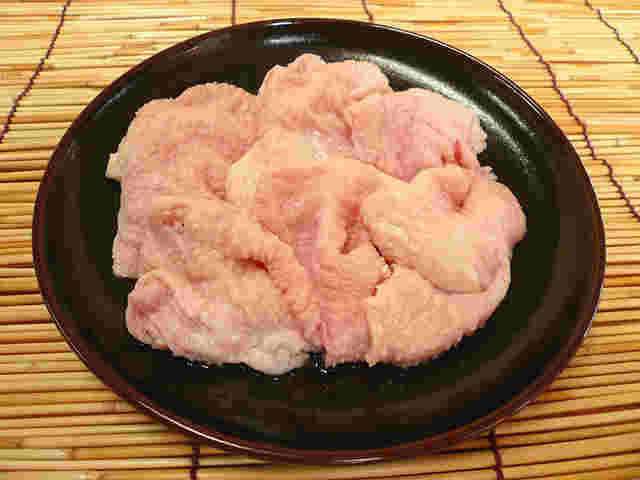 皿に盛られた鶏皮