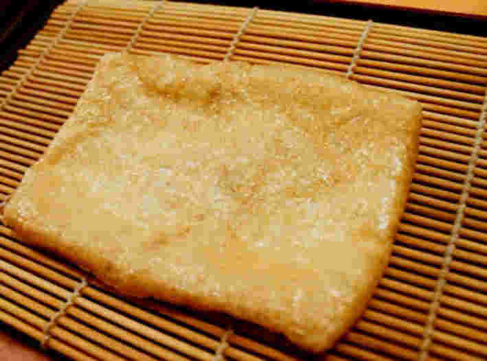 簀巻きの上の油揚げ