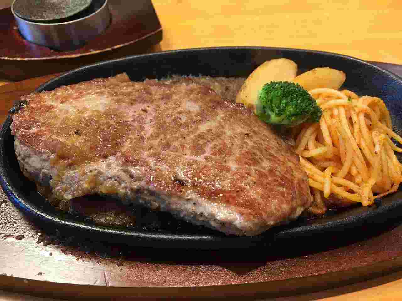 黒い鉄板の上でこんがり焼けたステーキ