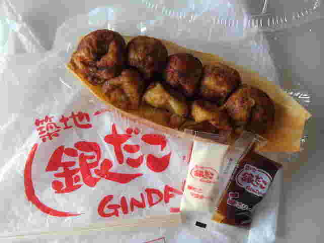 ソースとマヨネーズが別添えのたこ焼き