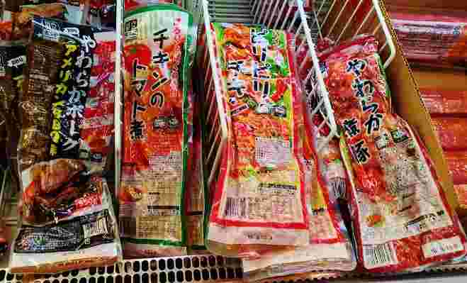 業務スーパーの冷蔵コーナーに並ぶチキン各種