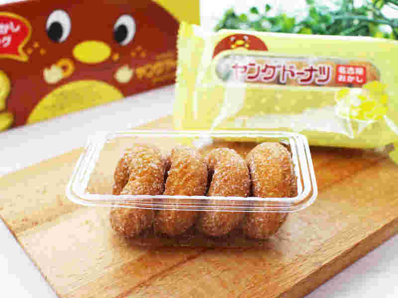 トレイに並べられているヤングドーナツと、お土産用のパッケージ